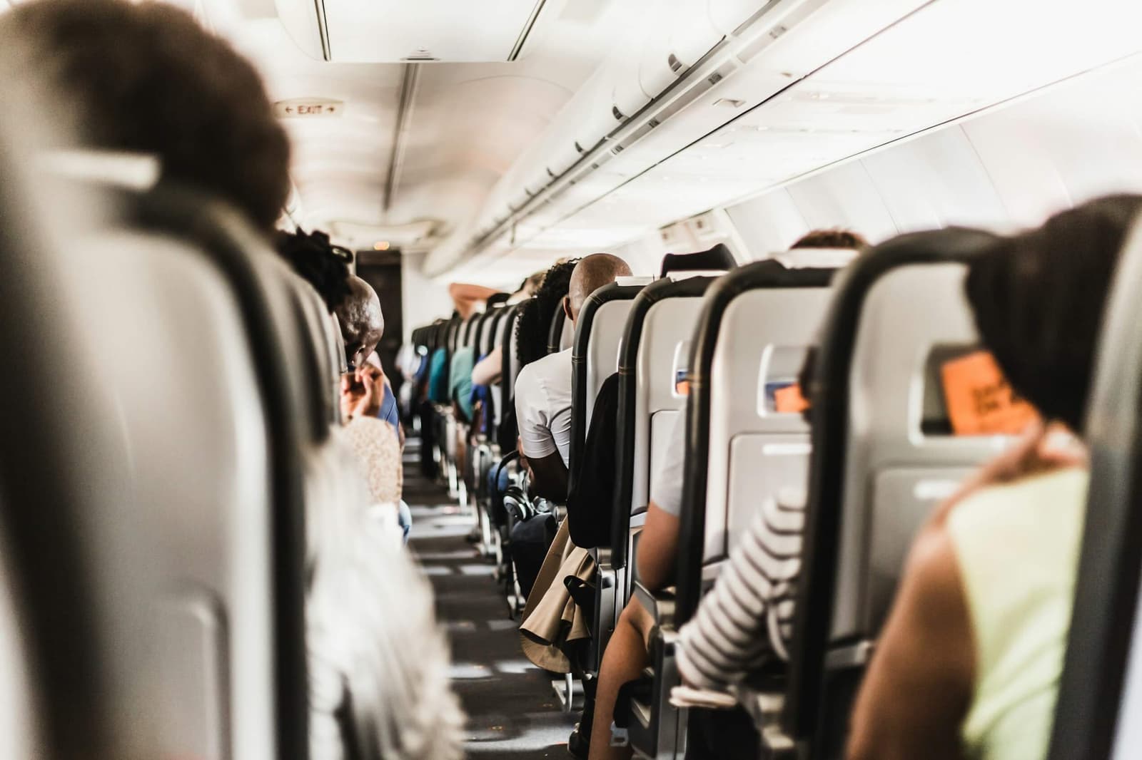 Pessoas sentadas em um avião