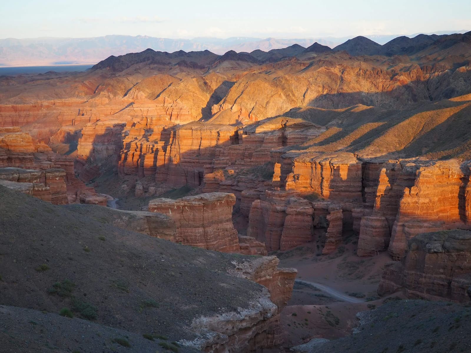 Vista de uma paisagem montanhosa com um pôr do sol deslumbrante